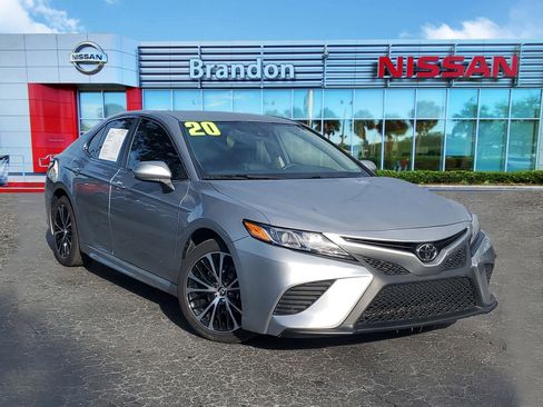 Used 2020 Toyota Camry SE image 1