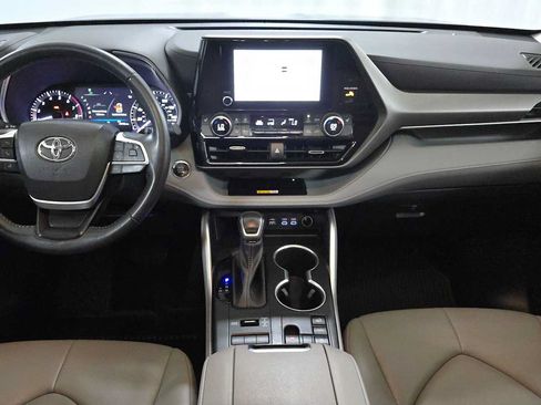 Used 2023 Toyota Highlander XLE AWD/4WD image 19