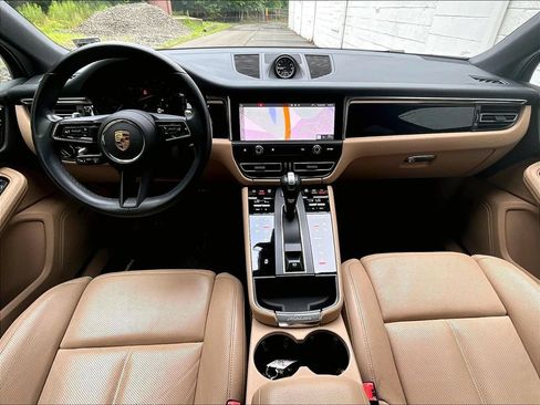Certified 2024 Porsche Macan AWD/4WD image 18