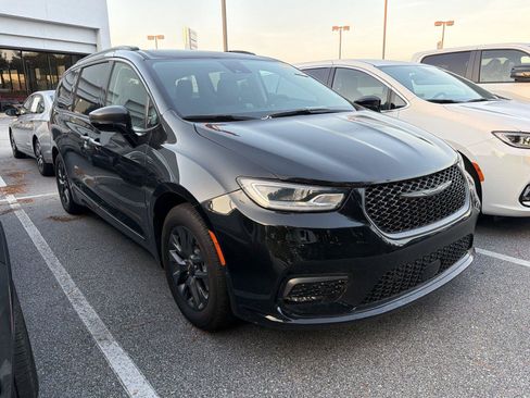 Used 2024 Chrysler Pacifica Limited w/ Uconnect Theater Family Group FWD image 3