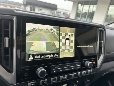 Used 2025 Nissan Frontier SL image 18