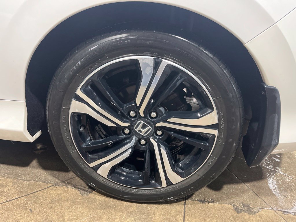 Used 2018 Honda Civic Touring image 9