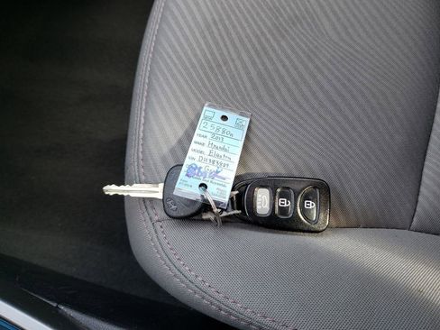 Used 2013 Hyundai Elantra GLS image 38