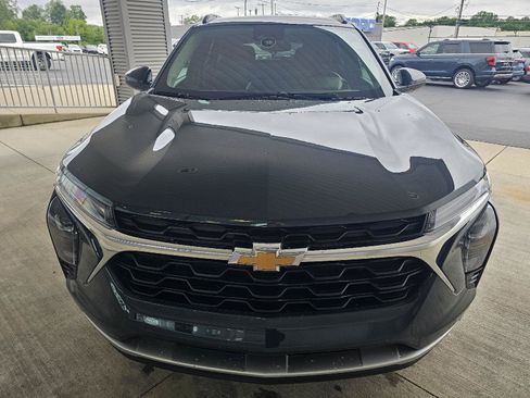Used 2025 Chevrolet Trax LT w/ LT Convenience Package FWD image 8