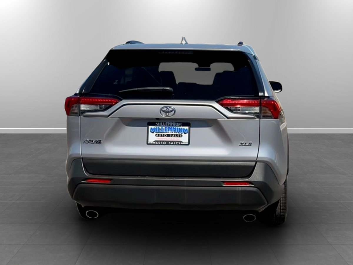 Used 2019 Toyota RAV4 XLE Premium FWD image 6