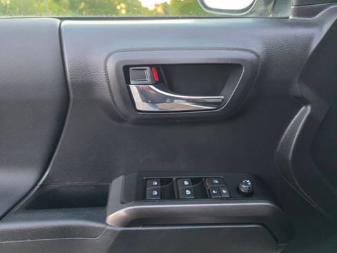Used 2022 Toyota Tacoma TRD Off-Road AWD/4WD image 25