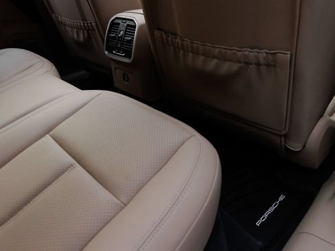 Certified 2026 Porsche Macan AWD/4WD image 33