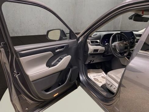 Used 2021 Toyota Highlander XLE AWD/4WD image 11