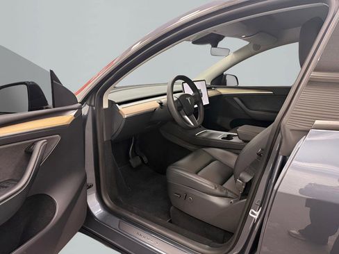 Used 2023 Tesla Model Y Long Range image 9