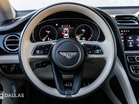 Used 2022 Bentley Bentayga image 24