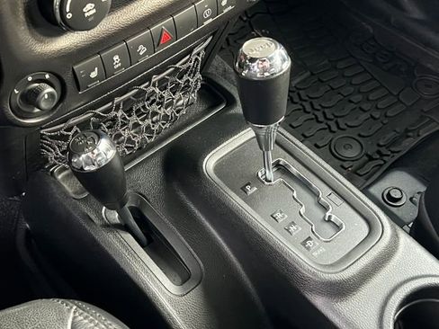 Used 2017 Jeep Wrangler Unlimited Sahara image 36