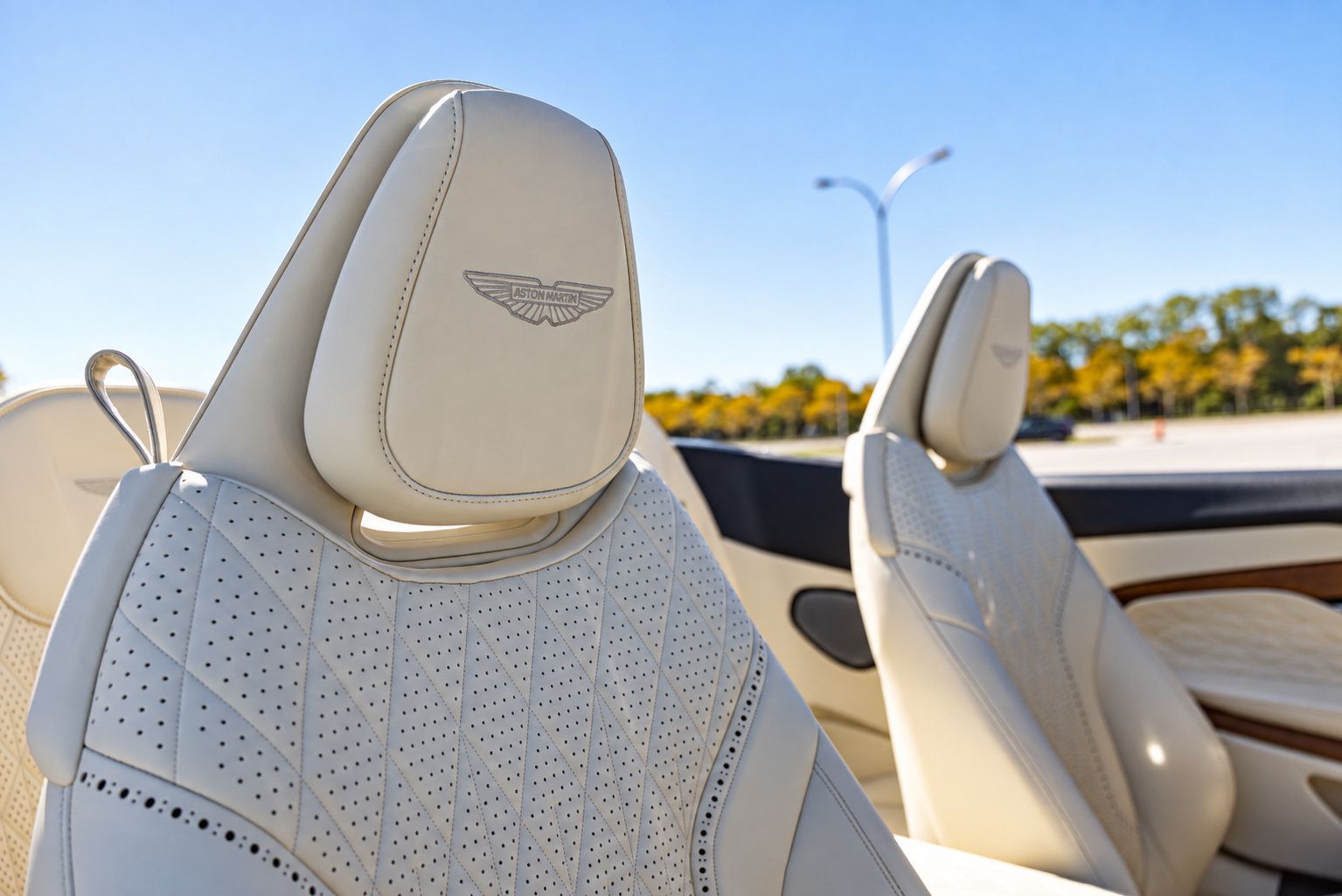 Used 2024 Aston Martin DB12 Convertible RWD image 18
