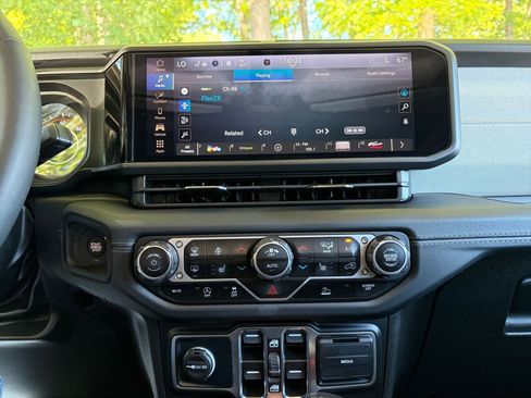 Used 2025 Jeep Wrangler Unlimited Sahara AWD/4WD image 17