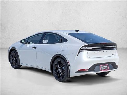 Used 2025 Toyota Camry SE FWD image 9