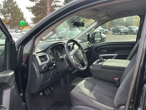Used 2017 Nissan Titan SV image 9