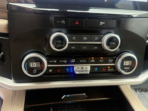 Used 2024 Ford Expedition Max Limited AWD/4WD image 12