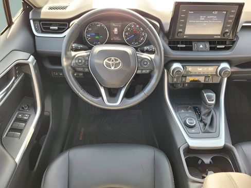 Used 2021 Toyota RAV4 XLE Premium image 17