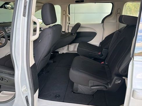 Used 2022 Chrysler Voyager LX FWD image 13