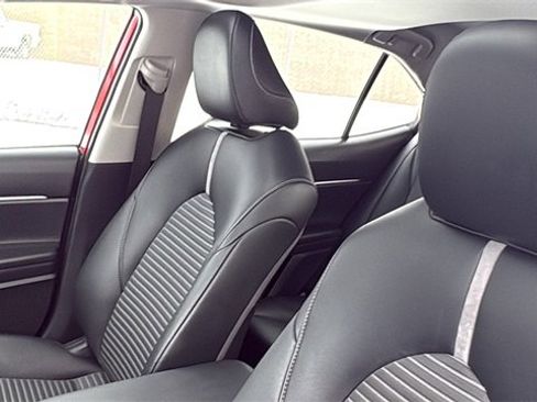 Used 2019 Toyota Camry SE image 19