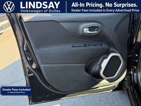 Used 2016 Jeep Renegade Latitude w/ Cold Weather Group FWD image 9