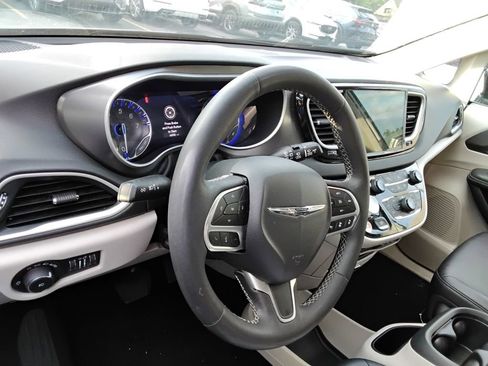 Used 2024 Chrysler Pacifica Touring-L FWD image 8