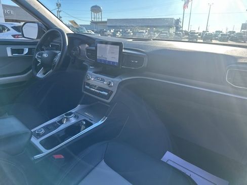Used 2022 Ford Explorer XLT w/ Equipment Group 202A image 10