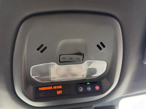 Used 2024 Chevrolet Trax RS FWD image 32