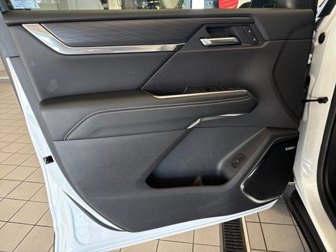 Used 2025 GMC Acadia Elevation image 14