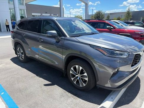 Used 2021 Toyota Highlander XLE FWD image 2