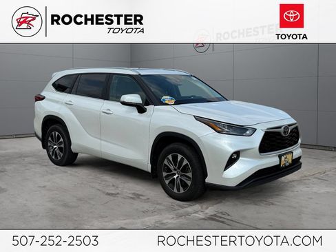 Used 2023 Toyota Highlander XLE AWD/4WD image 1