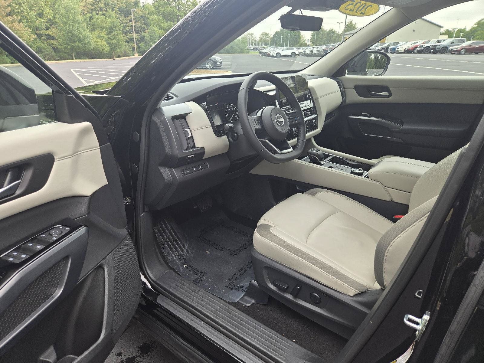 Used 2025 Nissan Pathfinder SL AWD/4WD image 12