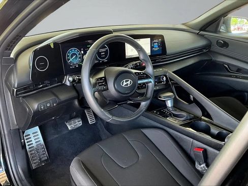 Used 2025 Hyundai Elantra SEL FWD image 14