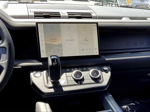 New 2025 Land Rover Defender 110 X-Dynamic SE image 9