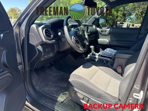 Used 2022 Toyota Tacoma TRD Off-Road AWD/4WD image 7