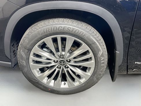 New 2026 Toyota Highlander Platinum image 13