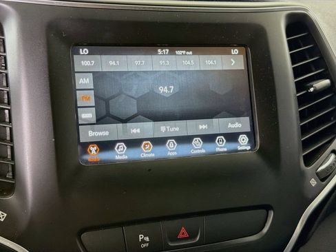Used 2019 Jeep Cherokee Latitude Plus w/ Comfort/Convenience Group AWD/4WD image 17