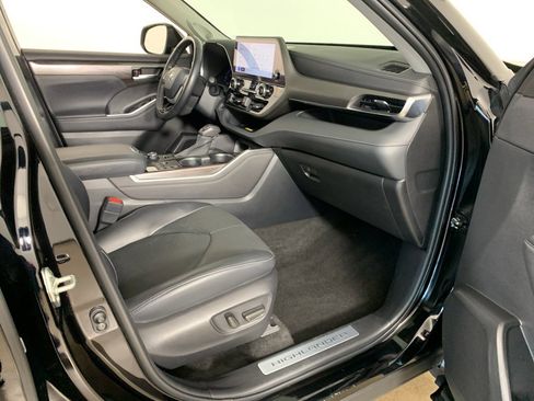 Used 2023 Toyota Highlander Limited image 42