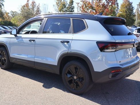 New 2026 Volkswagen Taos SE image 5