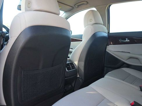 Used 2017 Kia Sorento LX image 13