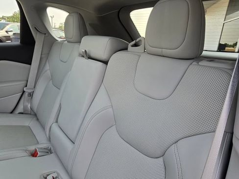 Used 2020 Jeep Cherokee Latitude Lux w/ Comfort/Convenience Group AWD/4WD image 29