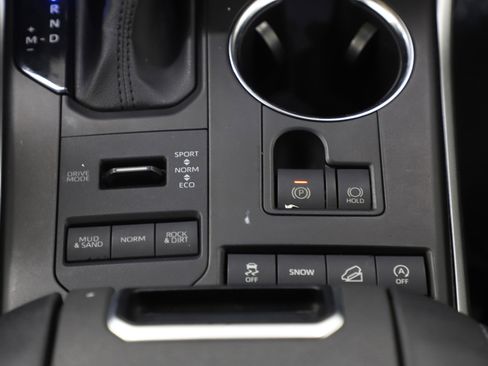 Used 2021 Toyota Highlander XLE image 18