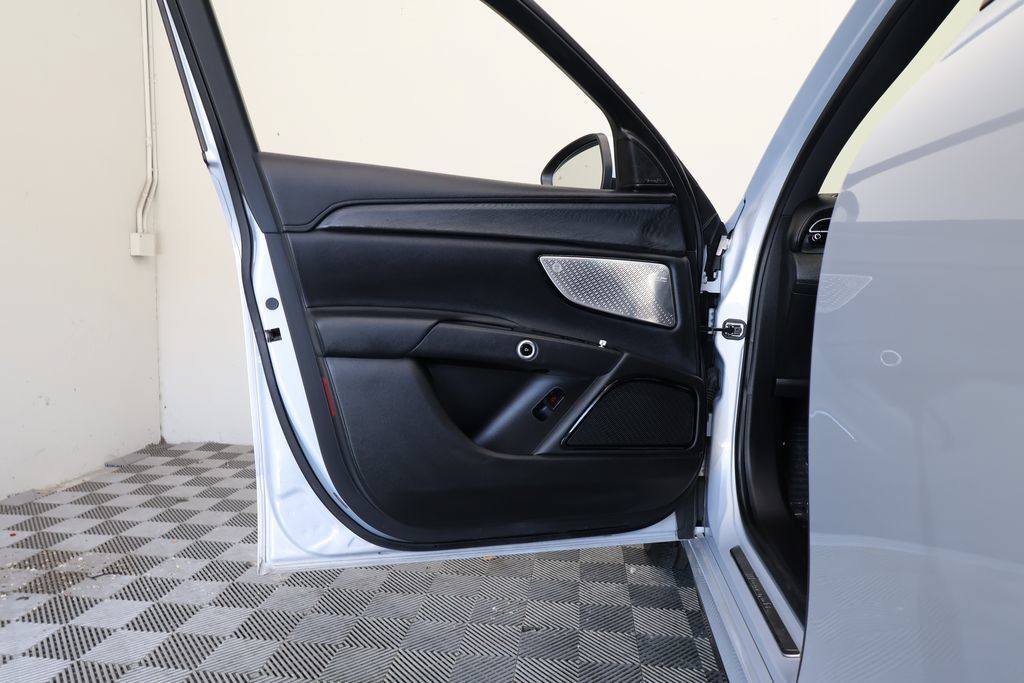 Used 2024 Maserati Grecale Modena AWD/4WD image 16