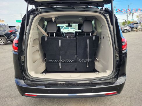 Used 2023 Chrysler Pacifica Touring-L image 27