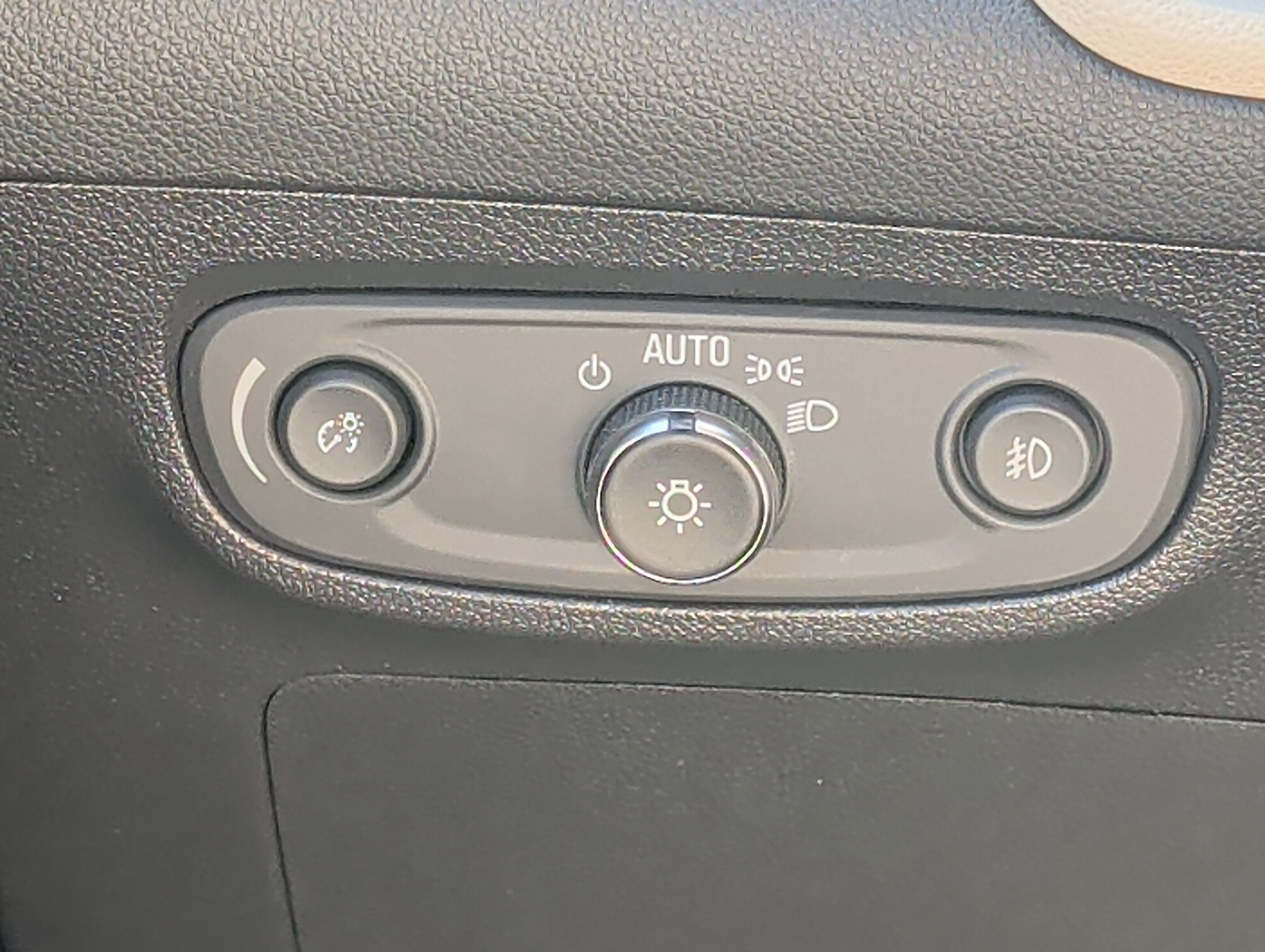 Used 2020 Buick Encore GX Essence w/ Advanced Technology Package AWD/4WD image 32