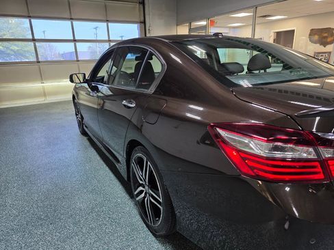 Used 2016 Honda Accord Touring image 10