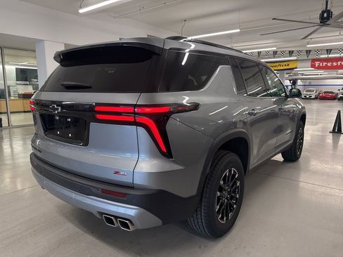 Used 2025 Chevrolet Traverse Z71 image 4