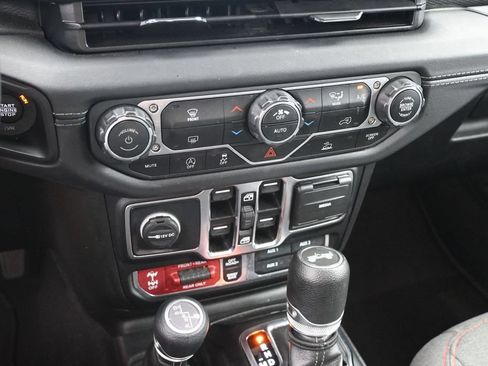 Used 2025 Jeep Wrangler Unlimited Rubicon AWD/4WD image 18