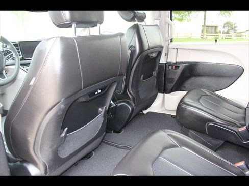 Used 2023 Chrysler Pacifica Touring-L FWD image 14