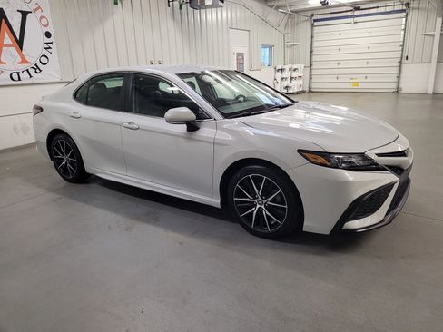Used 2022 Toyota Camry SE image 10
