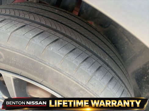 Used 2018 Ford Explorer XLT w/ Equipment Group 202A image 10